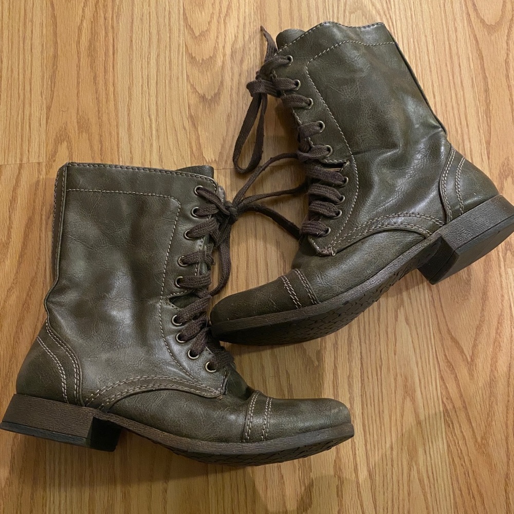 Combat boots